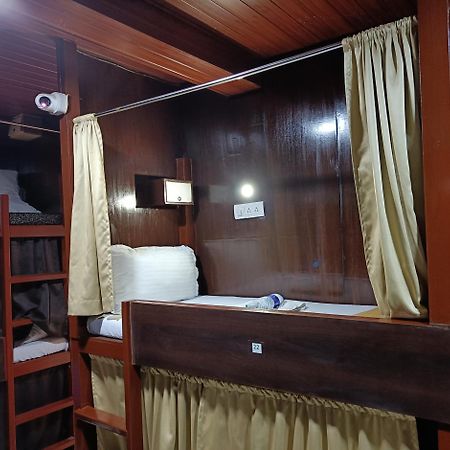 Asra Dormitory For Male And Female ムンバイ エクステリア 写真