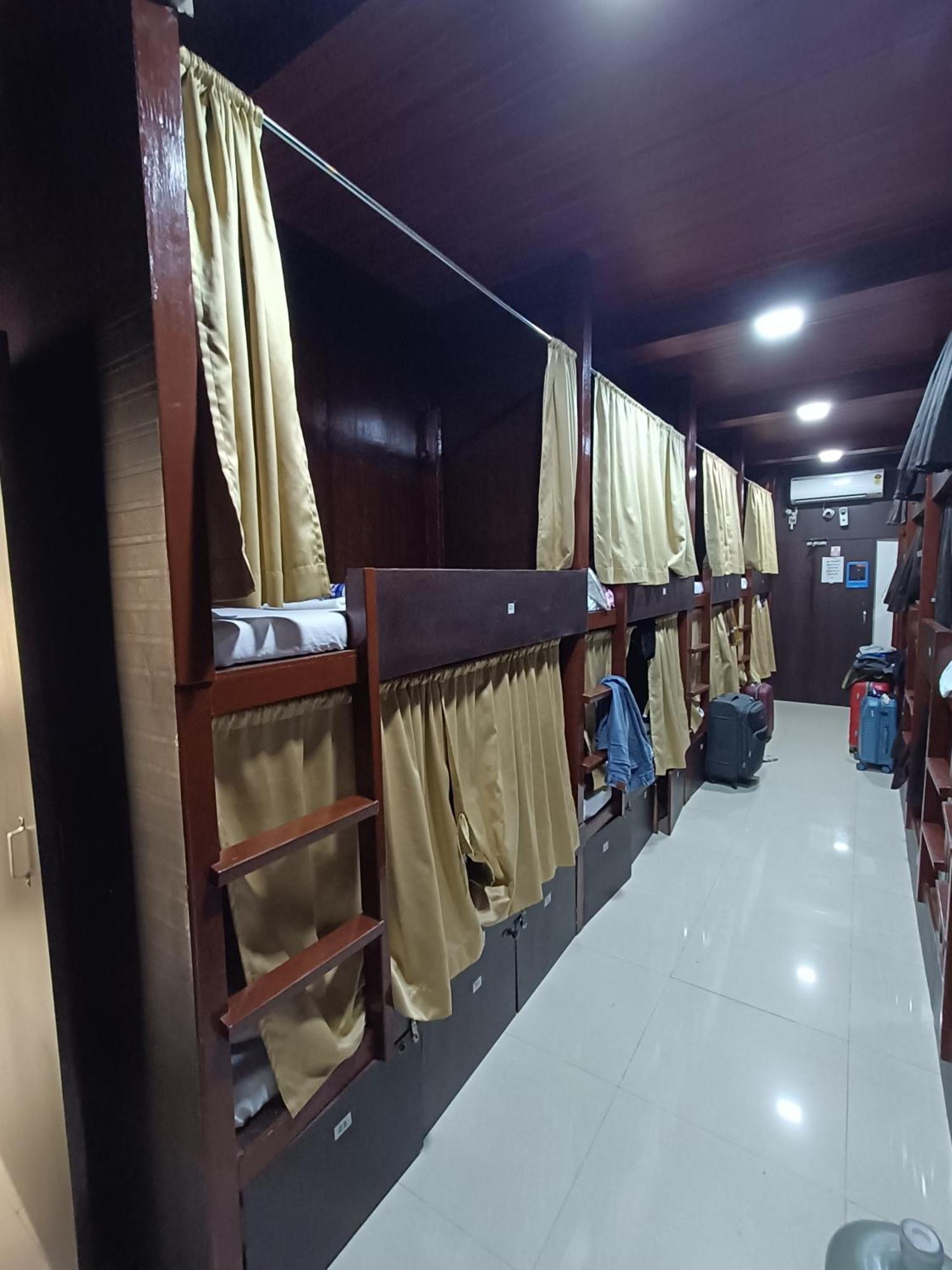 Asra Dormitory For Male And Female ムンバイ エクステリア 写真
