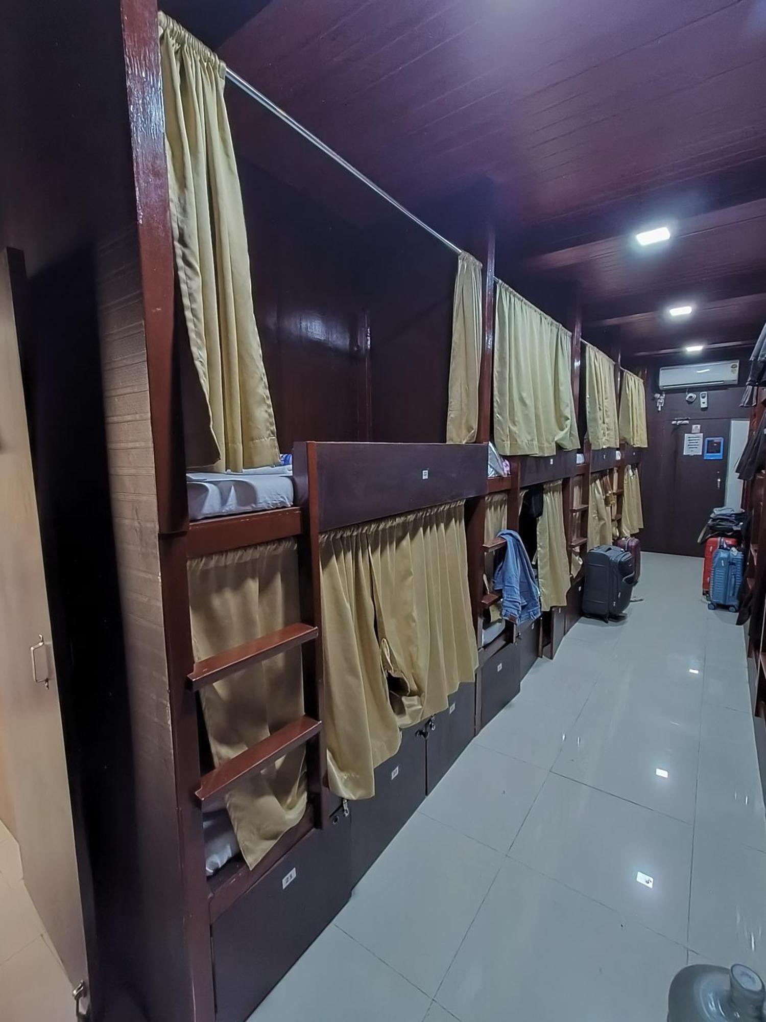 Asra Dormitory For Male And Female ムンバイ エクステリア 写真