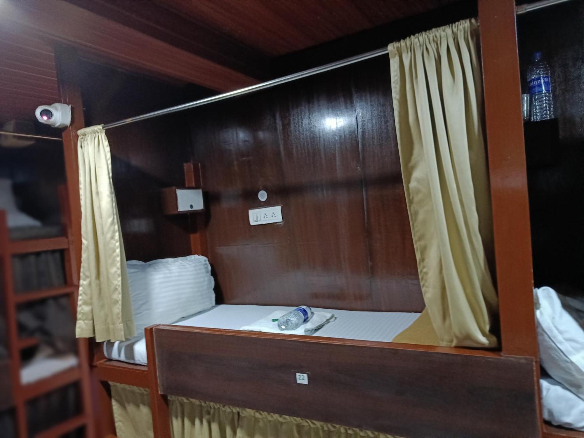 Asra Dormitory For Male And Female ムンバイ エクステリア 写真