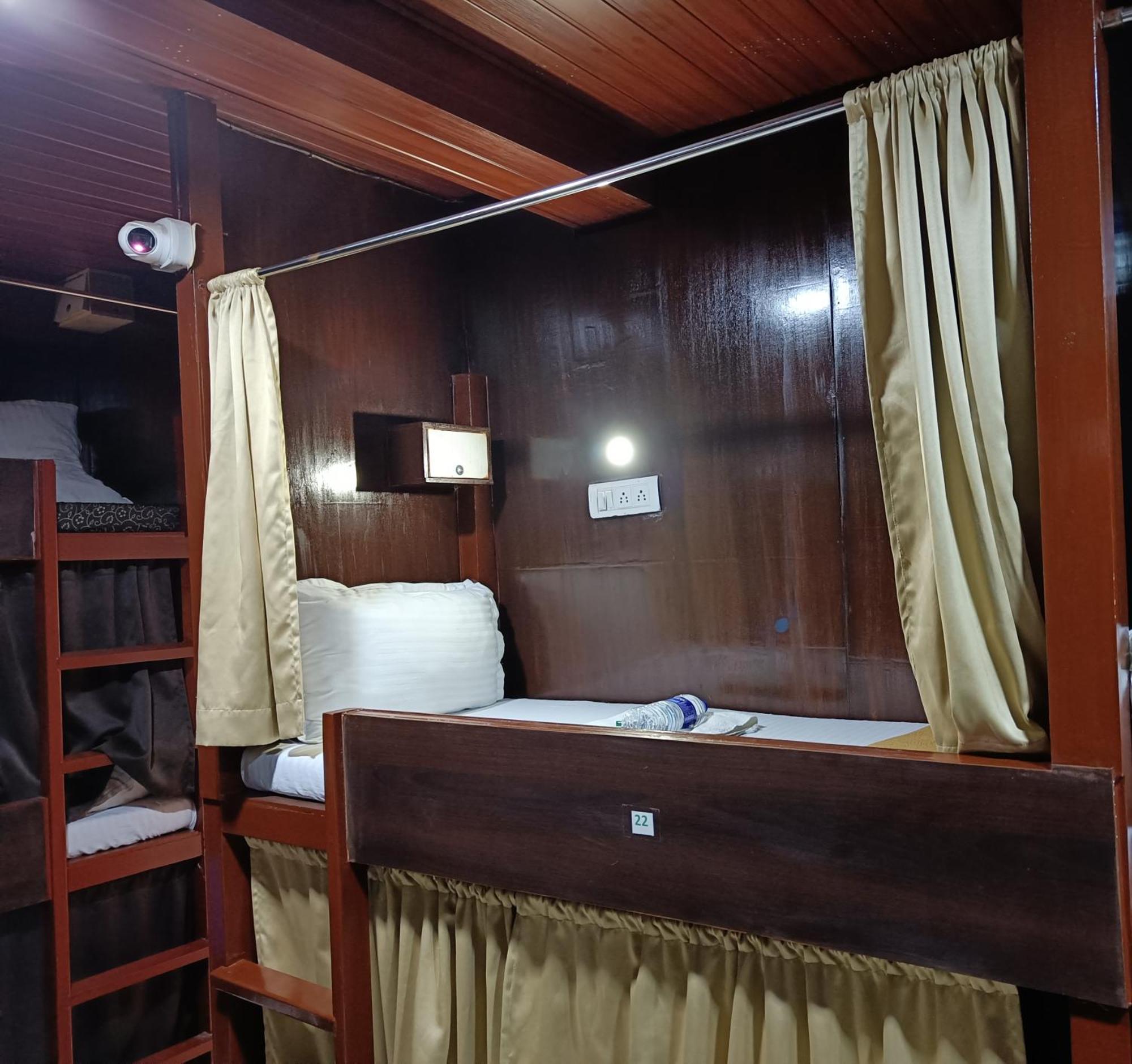 Asra Dormitory For Male And Female ムンバイ エクステリア 写真