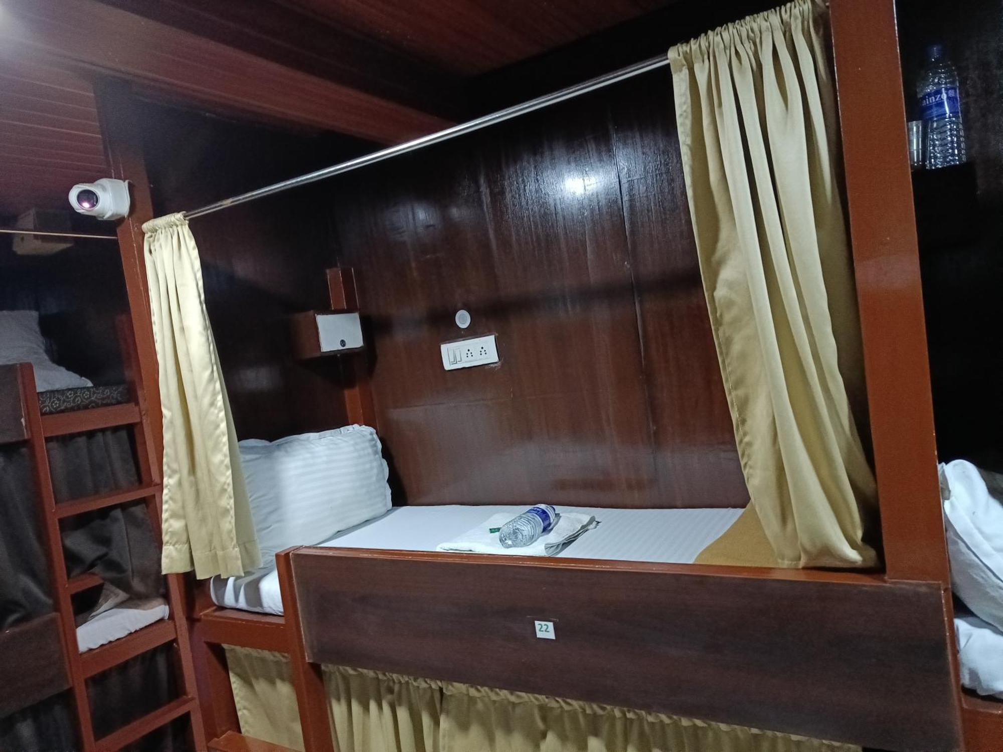 Asra Dormitory For Male And Female ムンバイ エクステリア 写真