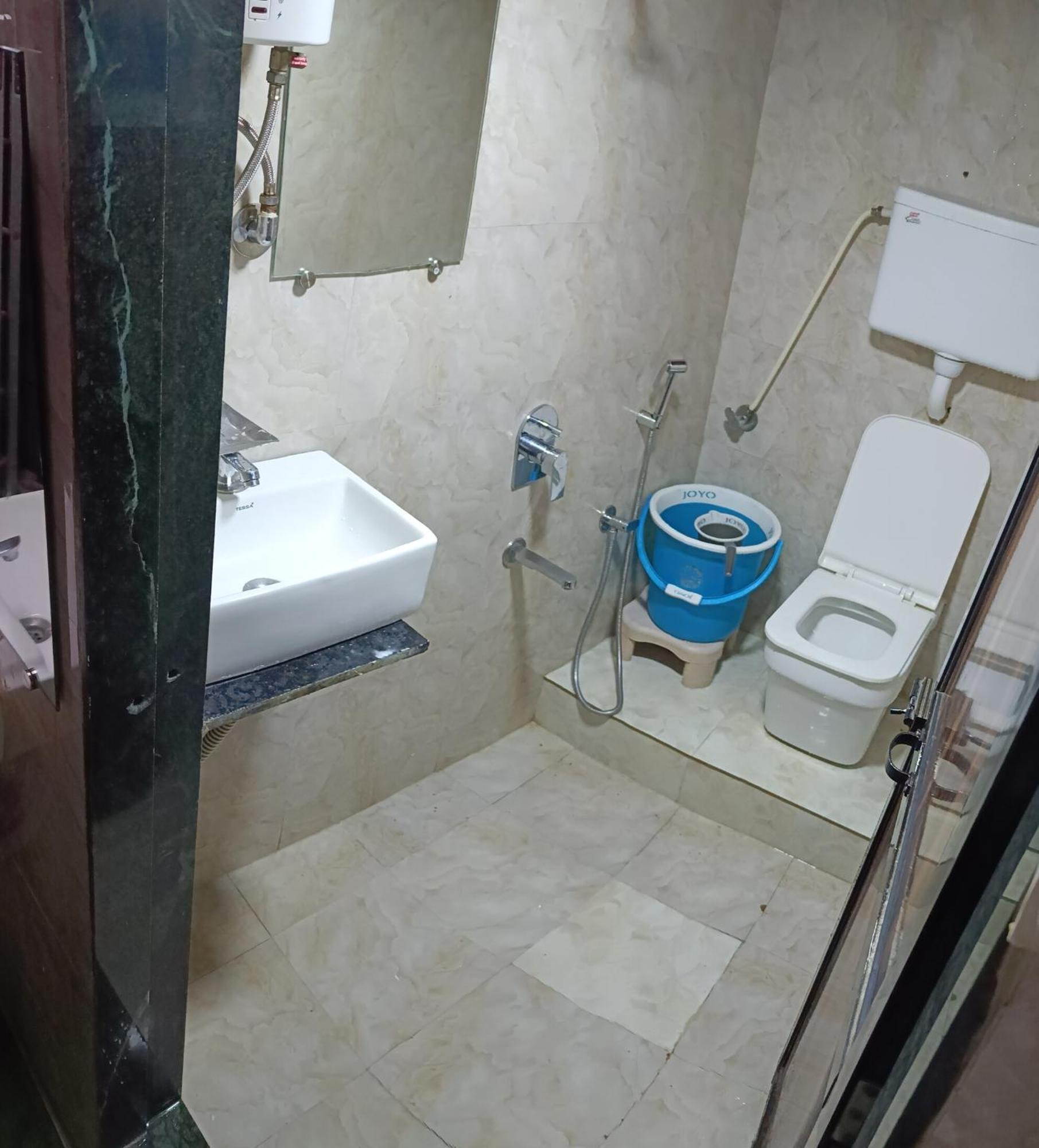 Asra Dormitory For Male And Female ムンバイ エクステリア 写真