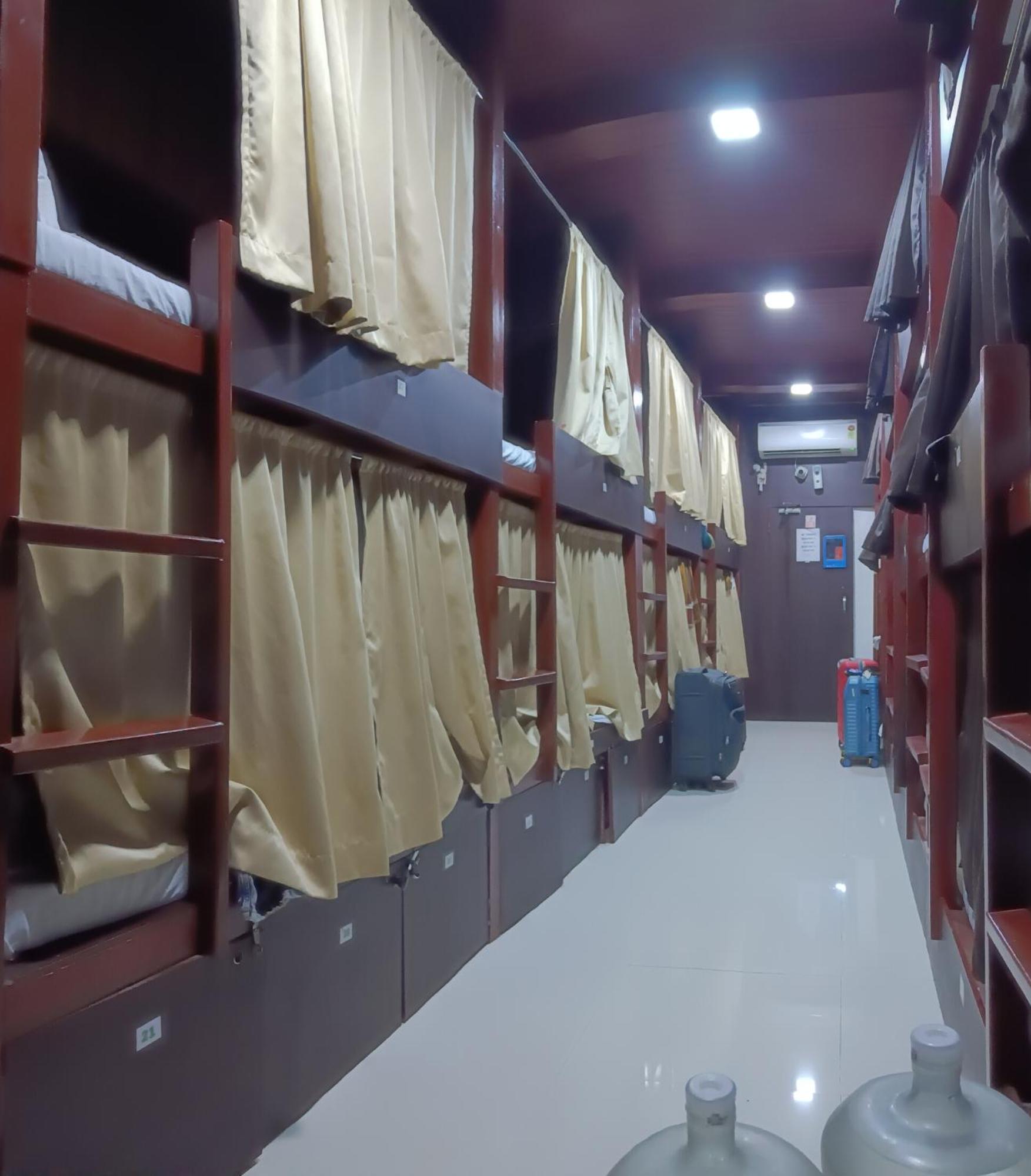 Asra Dormitory For Male And Female ムンバイ エクステリア 写真
