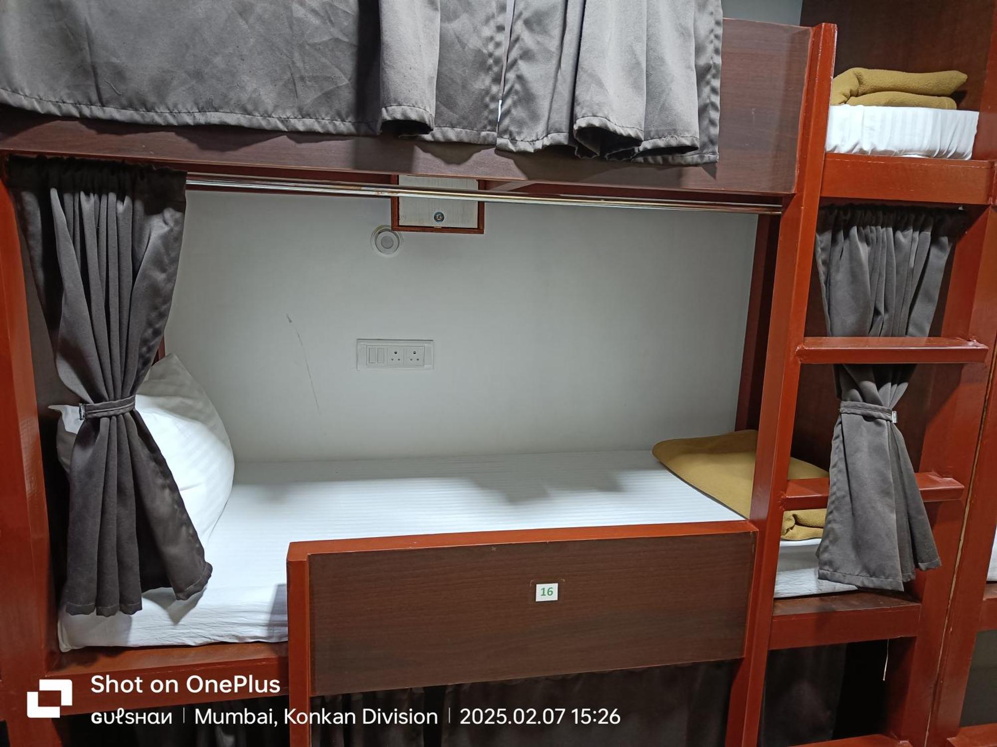 Asra Dormitory For Male And Female ムンバイ エクステリア 写真