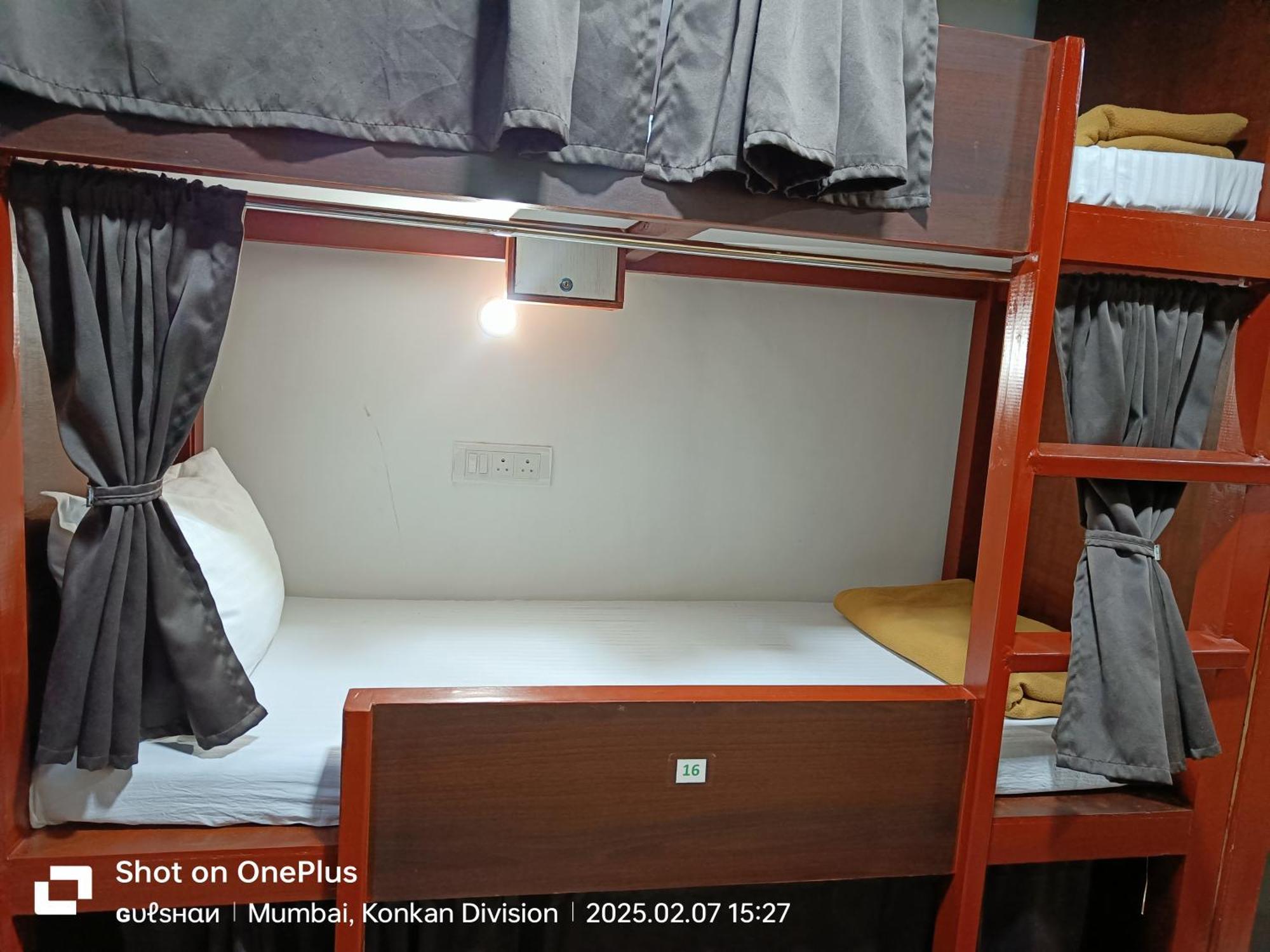 Asra Dormitory For Male And Female ムンバイ エクステリア 写真